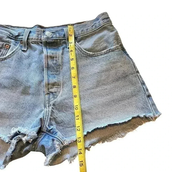 WOMEN’S LEVI’S 501 CUTOFF BUTTON FLY SHORTS WITH RAW HEM•LIGHT WASH•SIZE W30• - Picture 3 of 6